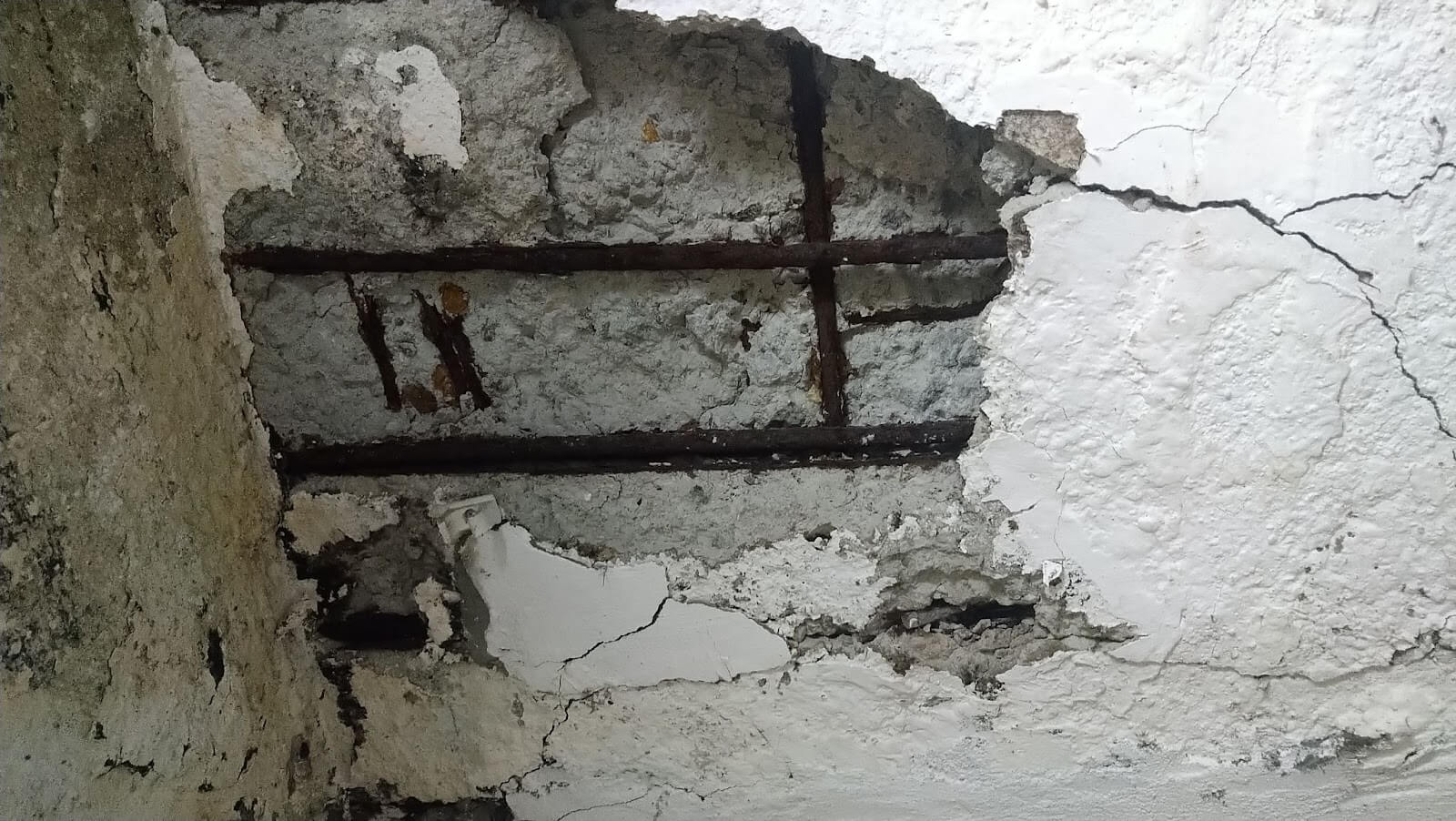 Structural concrete that needs spalling repairs