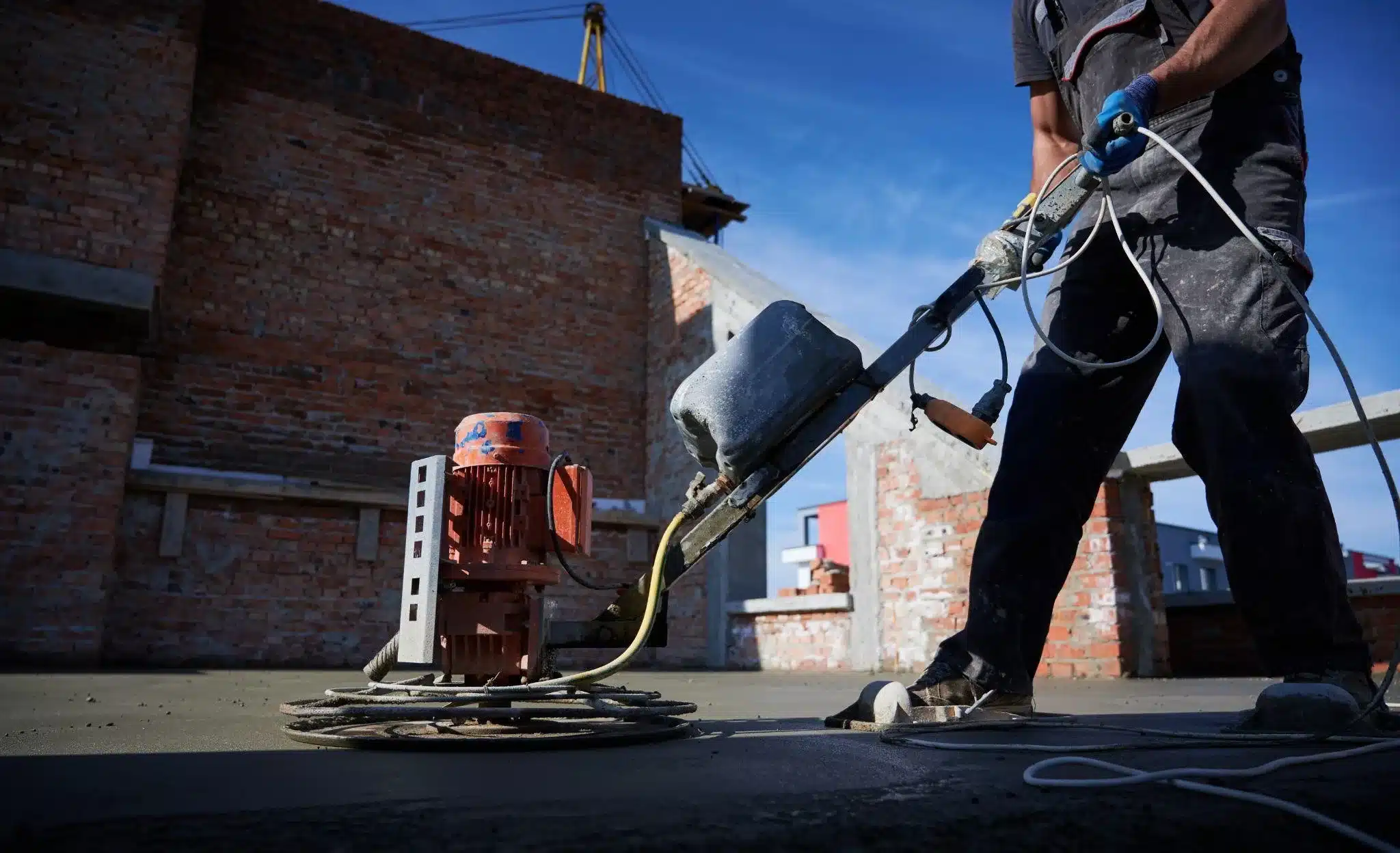 Achieving Flawless Surfaces in Commercial Construction with Screed Concrete